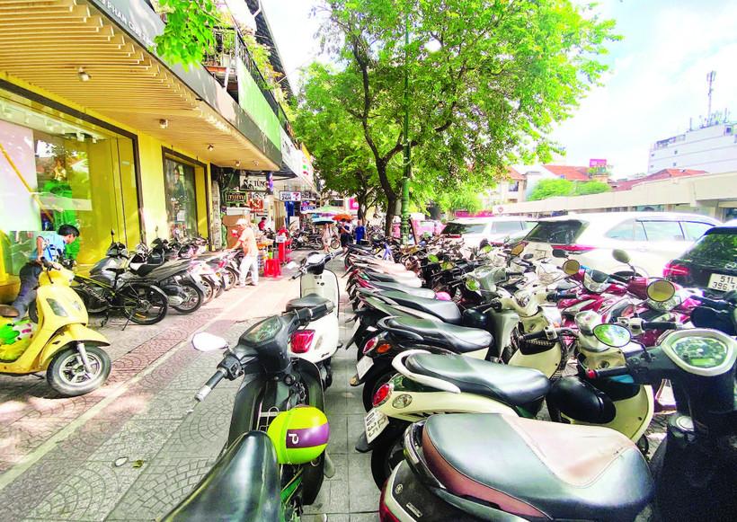 TP.HCM vẫn tiếp tục thu phí vỉa hè, lòng lề đường