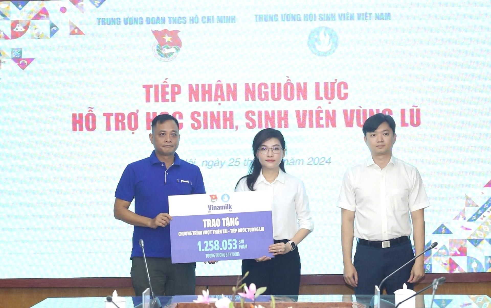 vinamilk-ho-tro-hon-6-ty-dong-cho-hoc-sinh-sinh-vien-vung-bao-lu-thong-qua-trung-uong-doan