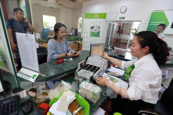 vietcombank-giam-lai-suat-cho-gan-20000-khach-hang-chiu-thiet-hai-do-bao-so-3