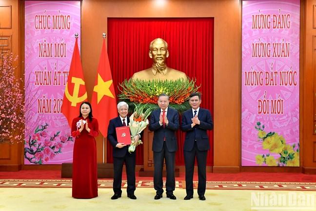 buoc-chuyen-quan-trong-trong-to-chuc-va-phuong-thuc-lanh-dao-cua-dang-doi-voi-he-thong-mttq-cac-to-chuc-chinh-tri-xa-hoi-va-cac-hoi-quan-chung