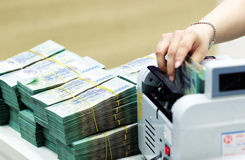 cuoc-dua-lai-suat-va-cai-gia-vo-hinh-phai-tra