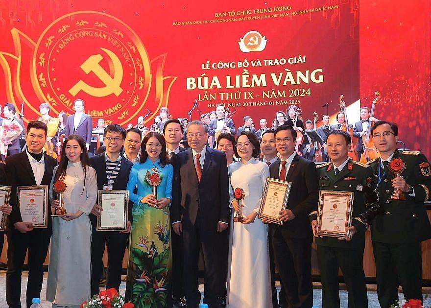 dang-uy-agribank-vinh-du-nhan-giai-tac-pham-xuat-sac-giai-bua-liem-vang-nam-2024