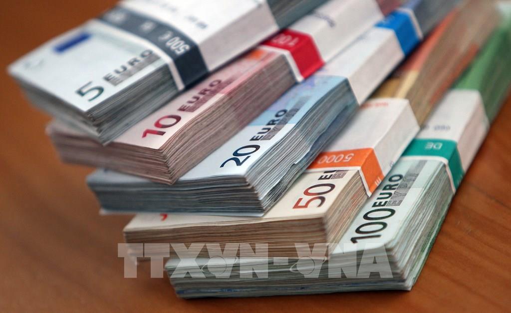 Đồng euro tăng mạnh sau thuế quan Mỹ, lợi nhuận doanh nghiệp châu Âu lao dốc