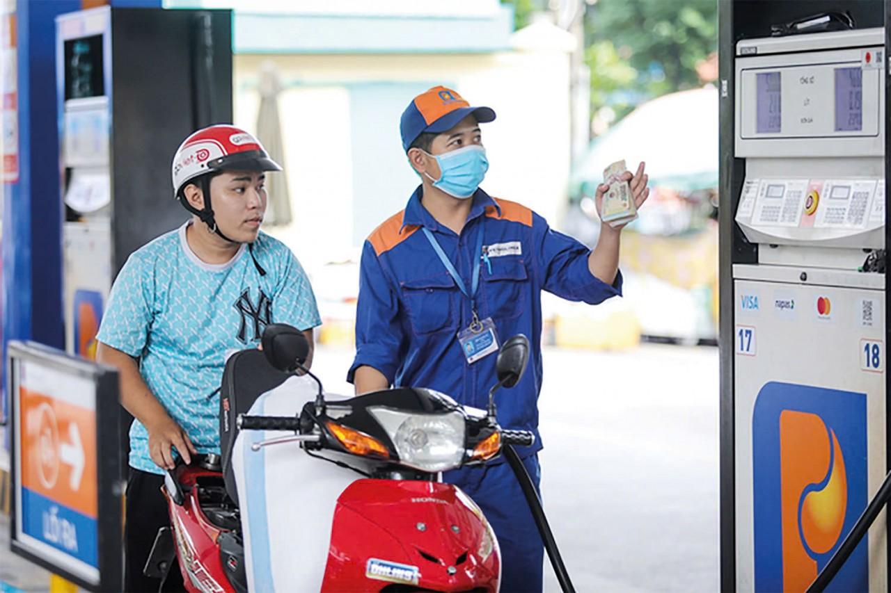 Giá xăng, dầu duy trì mức thấp, góp phần kiểm soát lạm phát