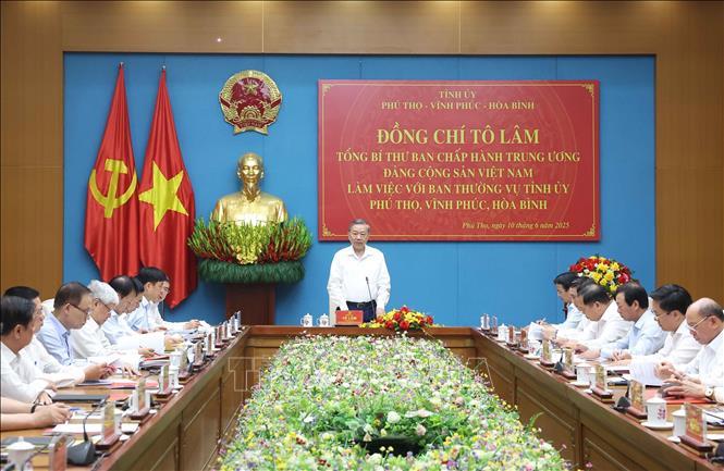 tong-bi-thu-tao-dieu-kien-phat-trien-cac-hanh-lang-kinh-te-xuyen-suot-tu-dong-bang-trung-du-mien-nui