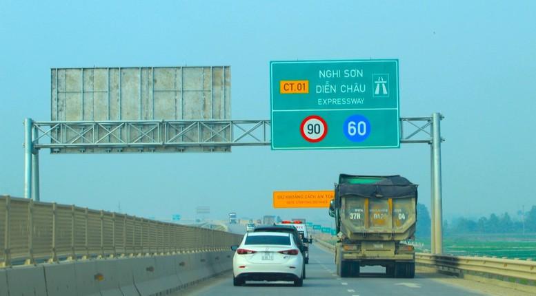 Thu phí sử dụng đường bộ tại 5 tuyến cao tốc từ 1/3
