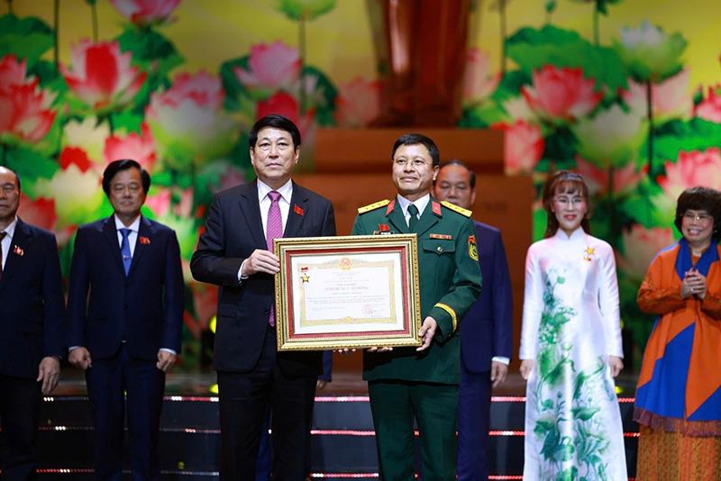 ceo-viettel-campuchia-danh-hieu-anh-hung-la-phan-thuong-cho-17-nam-ben-bi-cong-hien