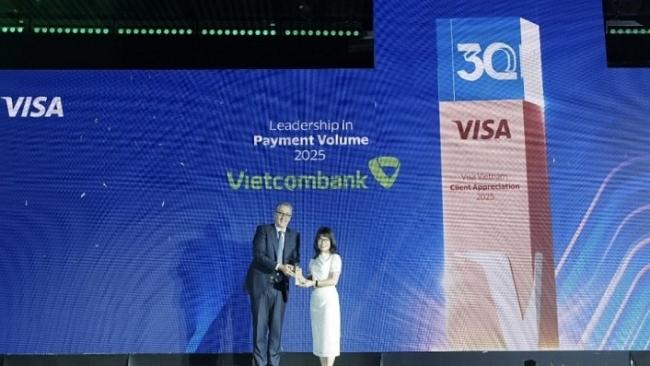 vietcombank-duoc-to-chuc-the-quoc-te-visa-vinh-danh-voi-8-giai-thuong-quan-trong-nam-2025