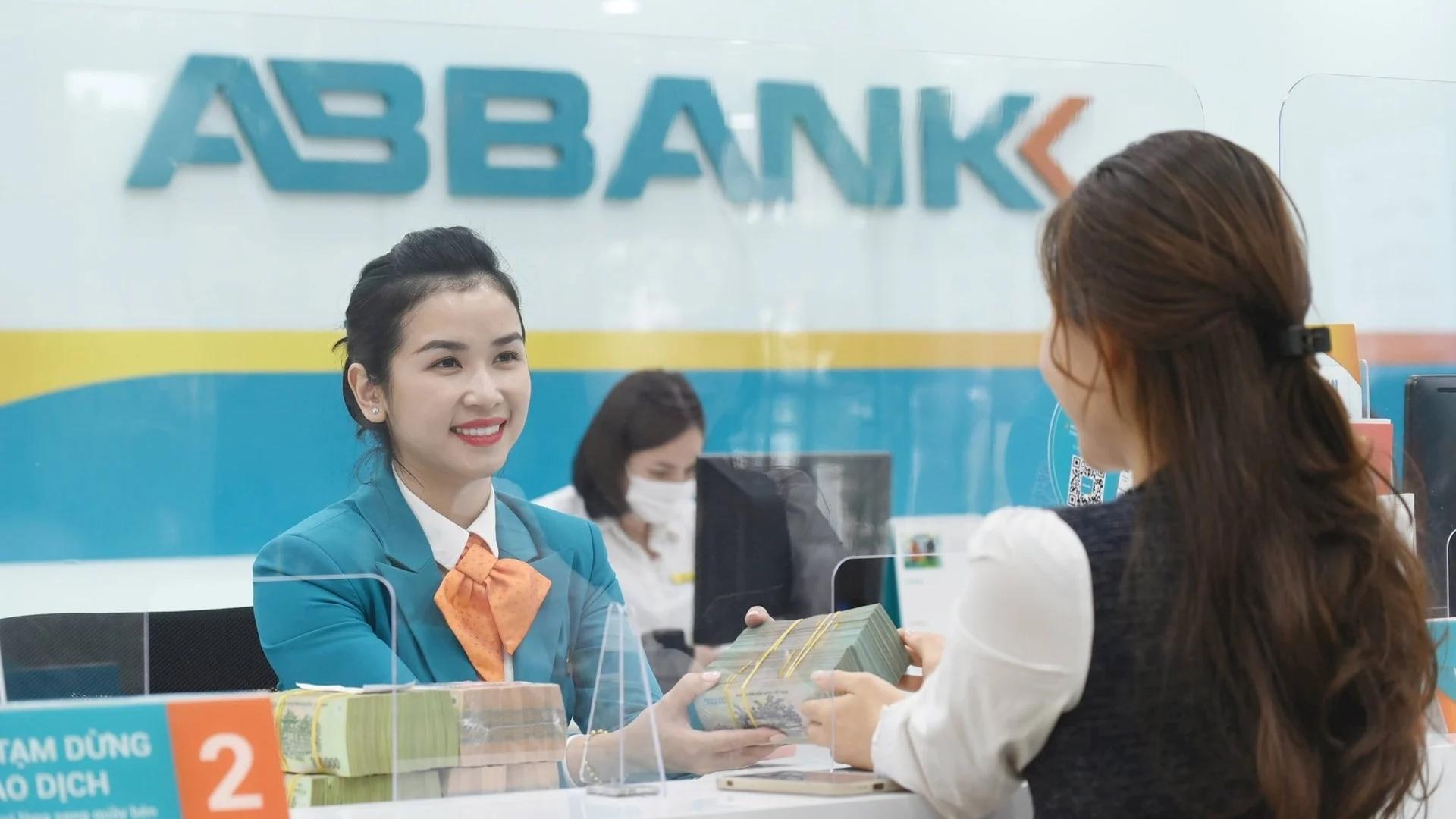 mot-ngan-hang-co-loi-nhuan-dat-200-so-voi-ke-hoach-nam-2025