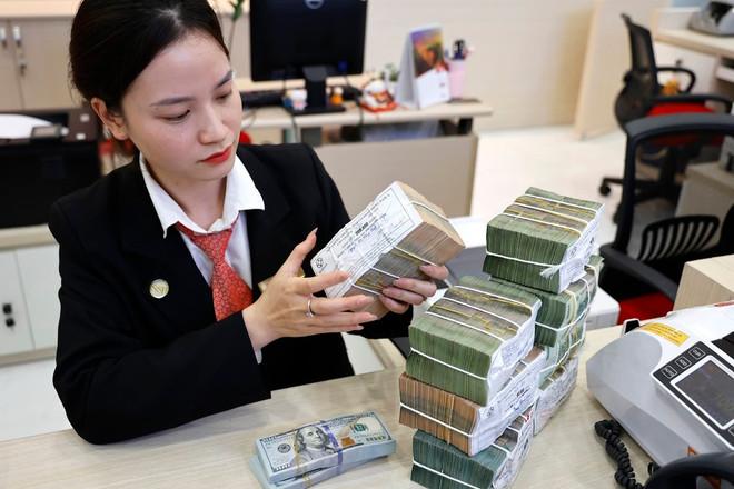 uob-dong-usd-neo-cao-ngan-hang-nha-nuoc-co-the-giam-lai-suat-vnd