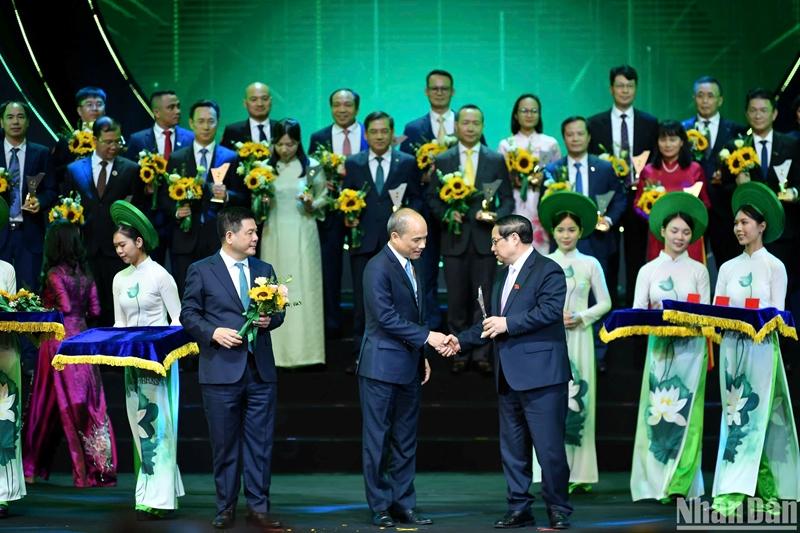 doanh-nhan-chung-suc-cung-dat-nuoc-buoc-vao-ky-nguyen-vuon-minh-cua-dan-toc