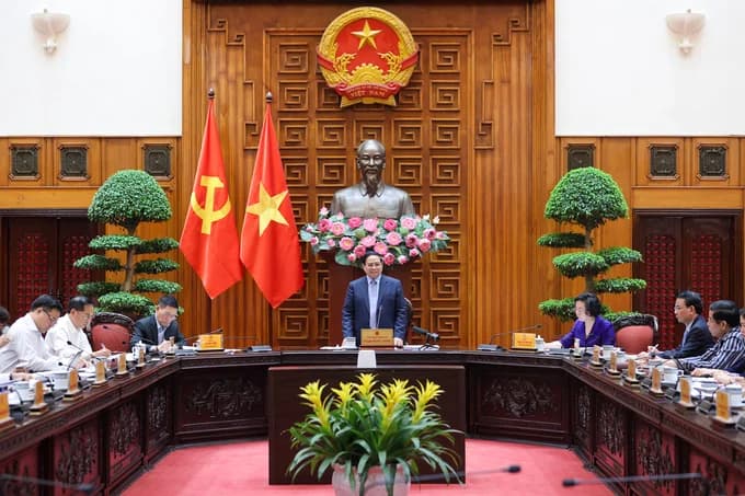 Thủ tướng: Nghiên cứu sử dụng ngay công cụ thuế, phí, chi ngân sách để bình ổn thị trường xăng dầu