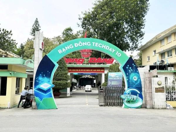 nham-lan-giua-hai-doanh-nghiep-cung-ten-rang-dong-chuyen-gia-thuong-hieu-noi-gi