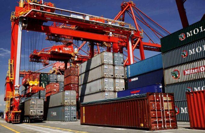 doanh-nghiep-tai-my-gap-rut-nhap-hang-vi-lo-trump-ap-thue-nhap-khau