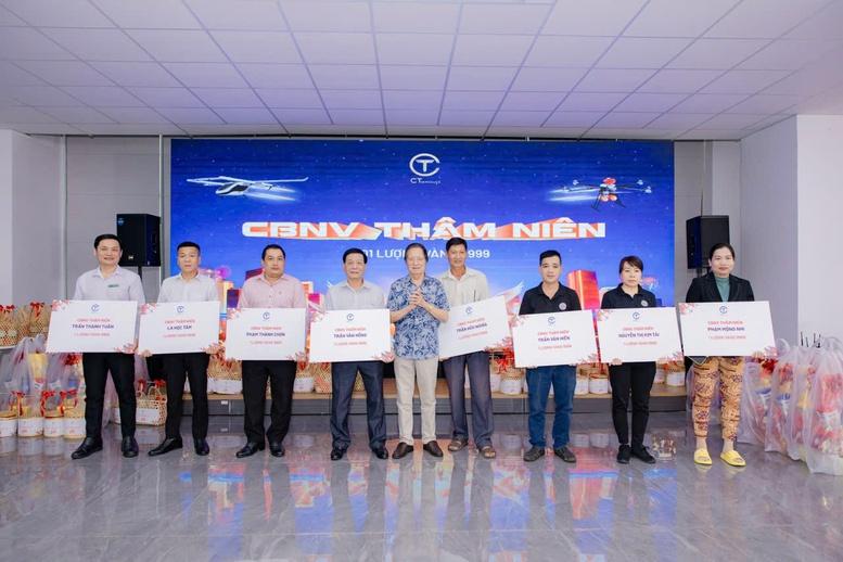 tap-vu-bao-ve-cua-ct-group-xuc-dong-khi-nhan-thuong-tet-mot-luong-vang-9999