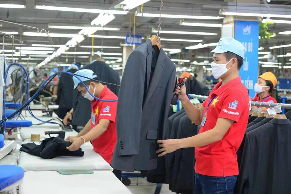 Dệt may bứt tốc giữa “bão thuế” và thị trường khó lường
