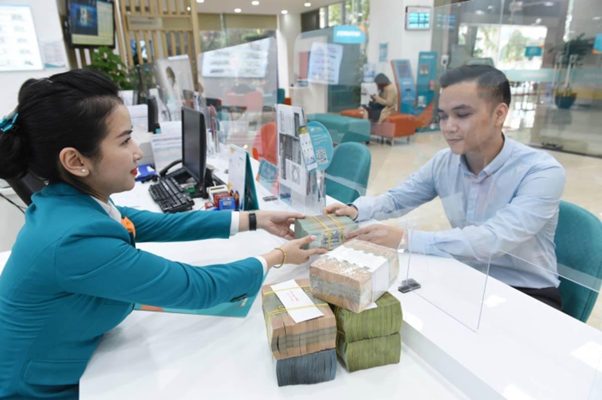 Lãi suất cho vay rục rịch tăng, lãi vay năm 2025 thế nào?