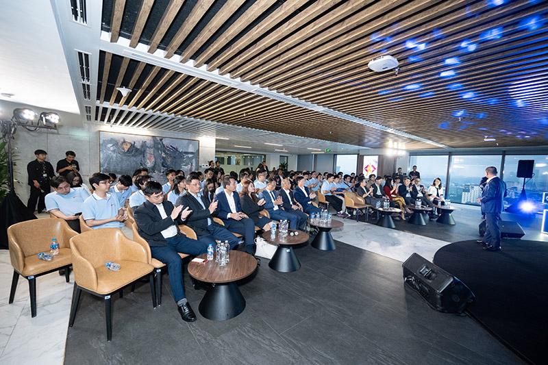 techcombank-chao-don-nhan-tai-ai-thuc-chien-tham-quan-tru-s