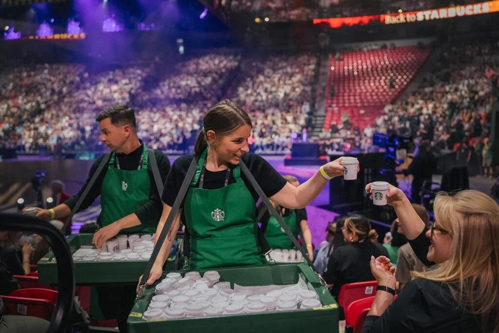 Starbucks bắt tay Microsoft: Trợ lý AI 'pha chế' cuộc đua F&B