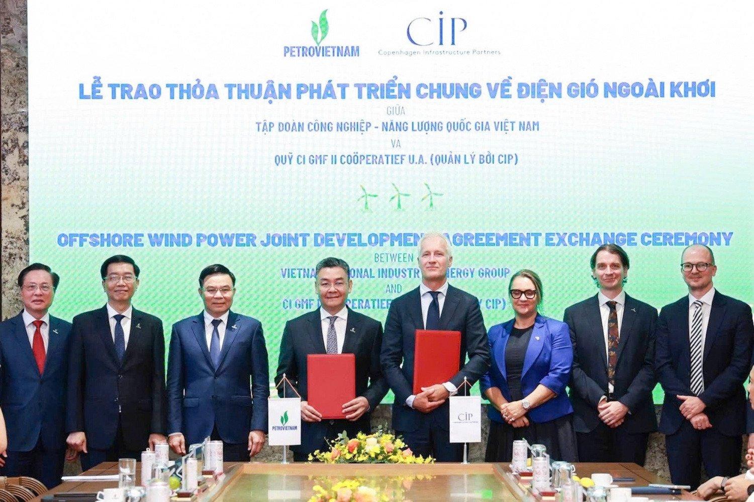 petrovietnam-tap-doan-dan-mach-bat-tay-phat-trien-dien-gio-ngoai-khoi