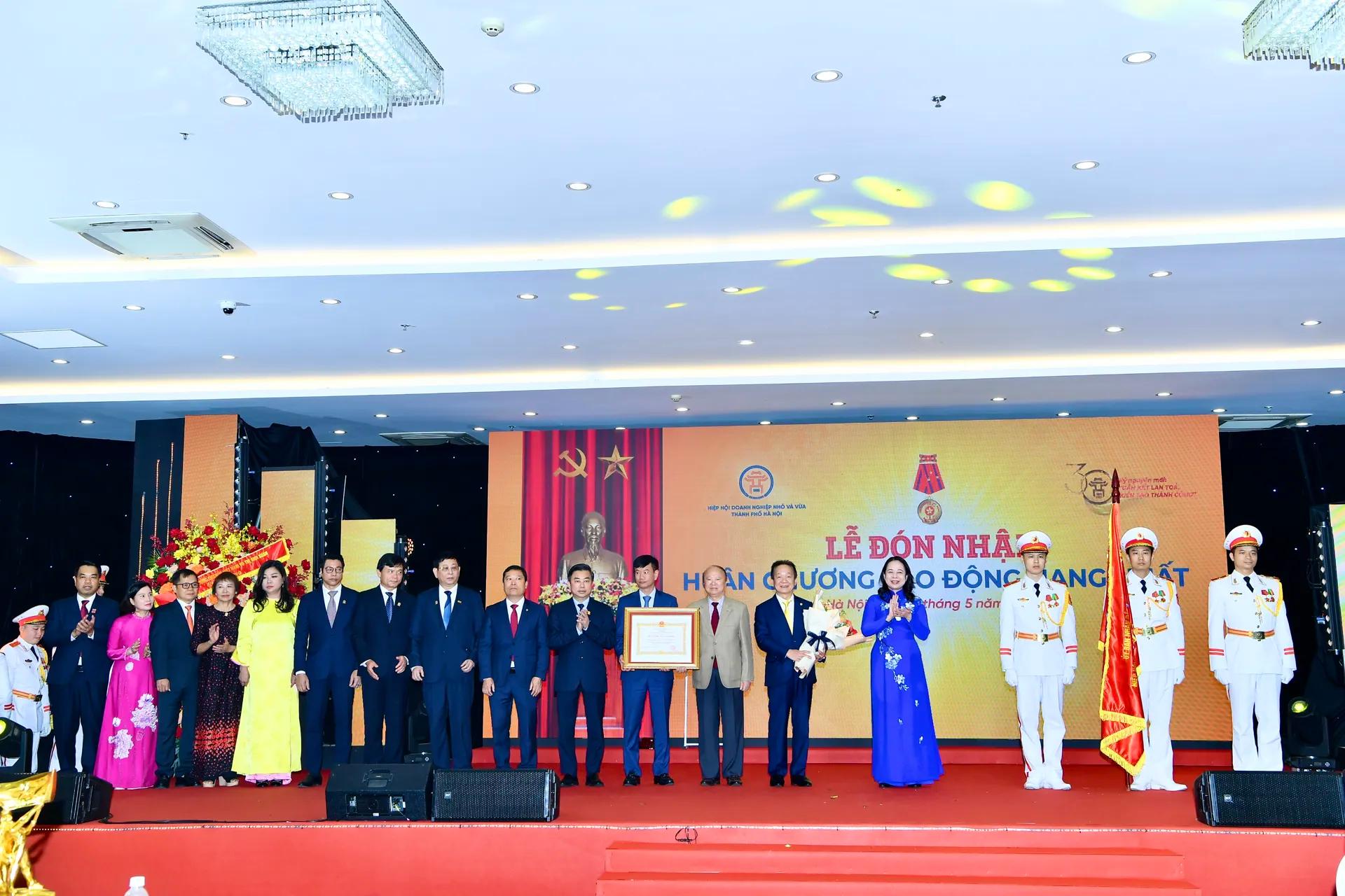 HANOISME đón nhận Huân chương Lao động hạng Nhất