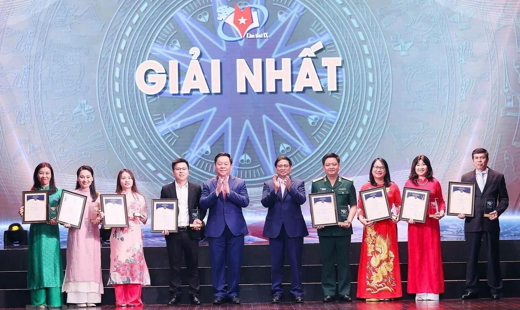 lan-toa-hon-nua-nhung-cau-chuyen-hap-dan-giau-cam-xuc-ve-viet-nam-trong-ky-nguyen-moi