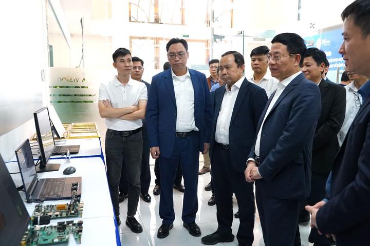 bo-truong-nguyen-manh-hung-muon-ra-the-gioi-truoc-het-phai-lam-chu-san-pham-chien-luoc