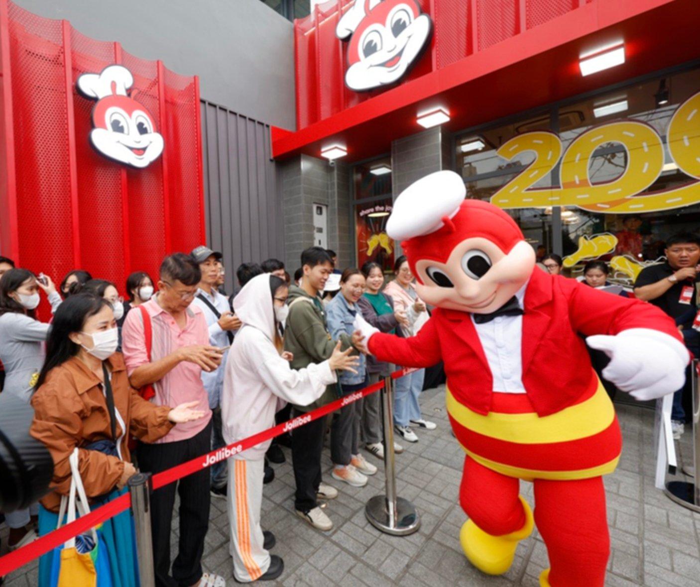 Jollibee và Haidilao... 'hốt tiền' tại Việt Nam, thị trường F&B trong tay các chuỗi ngoại