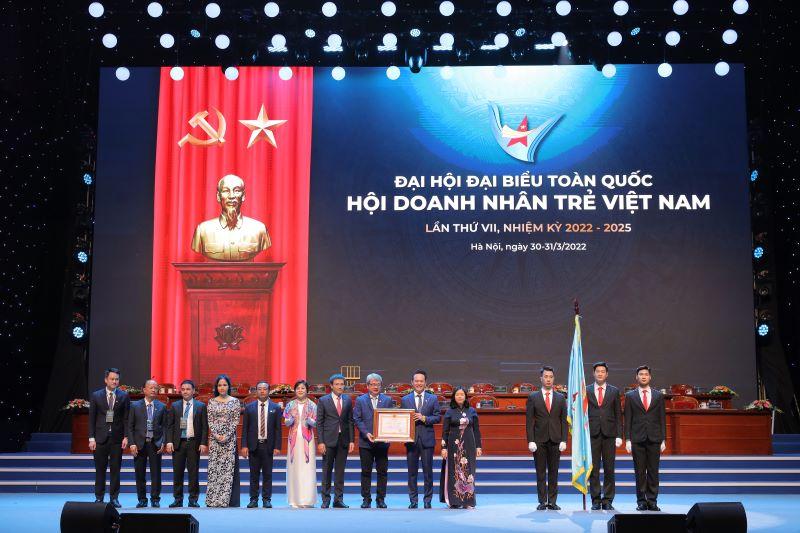 the-he-doanh-nhan-tre-dang-dam-nhan-trach-nhiem-lon