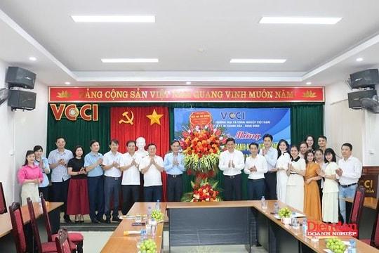 thanh-hoa-lanh-dao-tinh-tri-an-va-chuc-mung-doi-ngu-doanh-nhan-nhan-ngay-1310