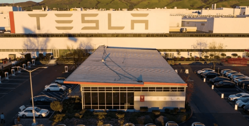 gia-tri-von-hoa-cua-tesla-lan-dau-xuong-duoi-1000-ty-usd