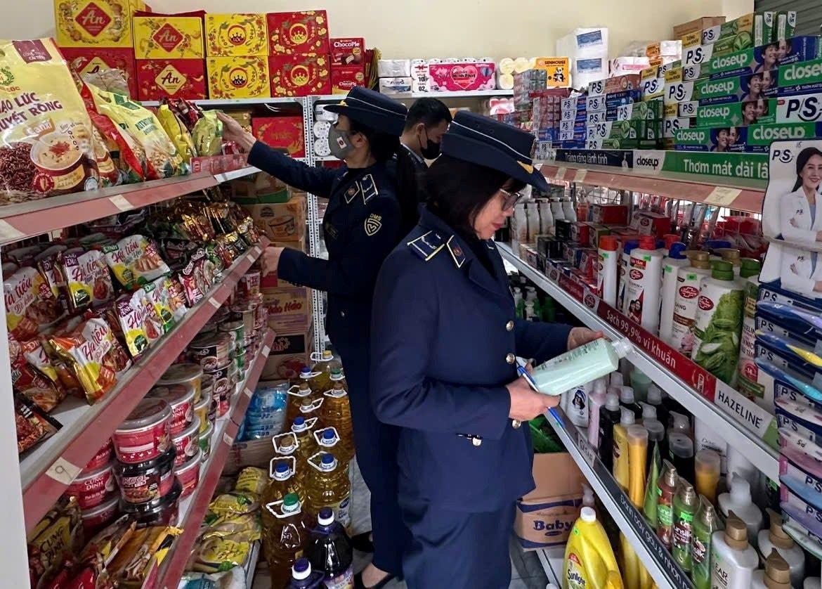 Quyết liệt đấu tranh, xử lý hàng hóa trôi nổi trên thị trường dịp gần Tết