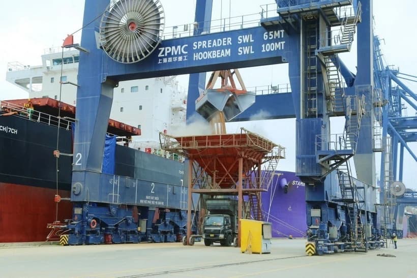 hon-60000-tan-hang-hoa-duoc-boc-xep-qua-cang-cict-cai-lan-ngay-mung-4-tet