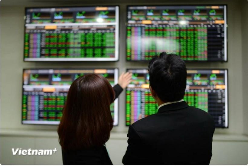 Thị trường giữ được sắc xanh, lực bán kìm hãm đà hưng phấn