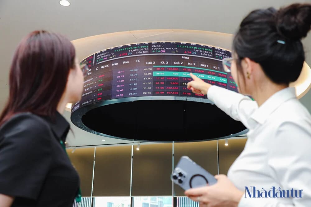 chung-khoan-bung-no-theo-thong-tin-nang-hang