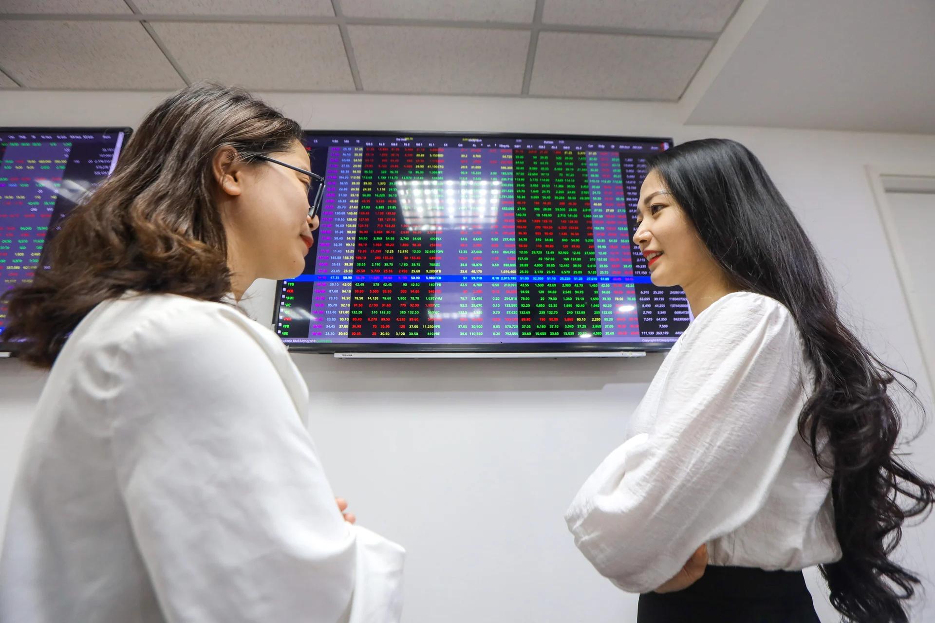 vn-index-giam-6-phien-lien-nha-dau-tu-nen-lam-gi