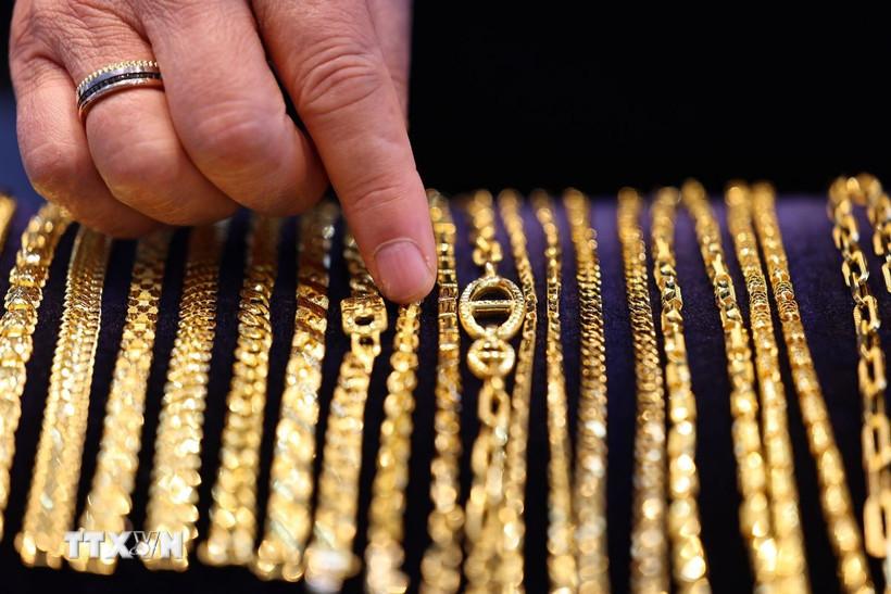 Chịu sức ép từ đồng USD, giá vàng rời khỏi mức cao kỷ lục