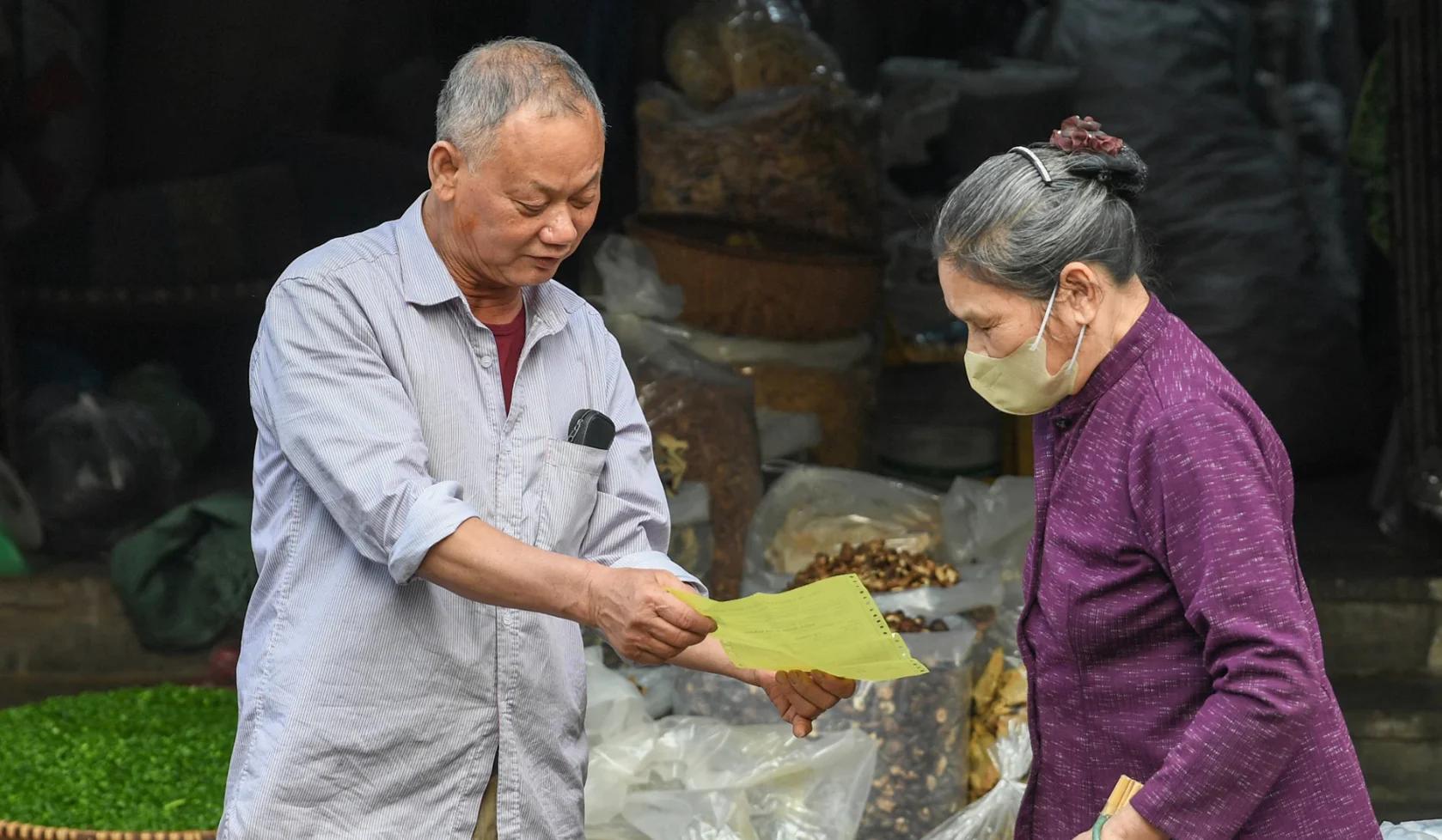 Hộ kinh doanh tự ghi chép sổ sách hoặc giao bố mẹ, vợ chồng làm kế toán