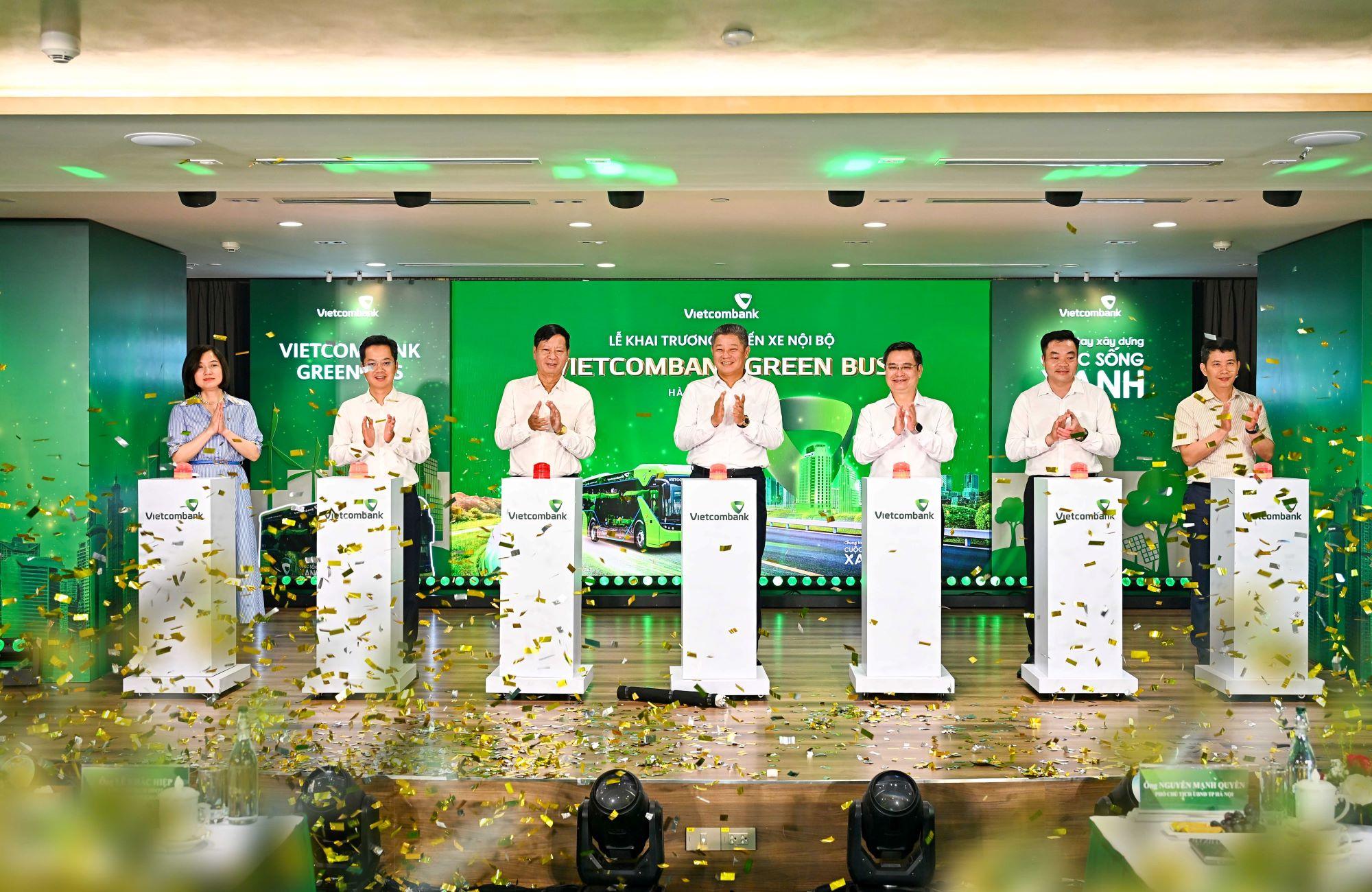 Chuyển động xanh giữa lòng đô thị: Tuyến xe không khói 'Vietcombank Green Bus'