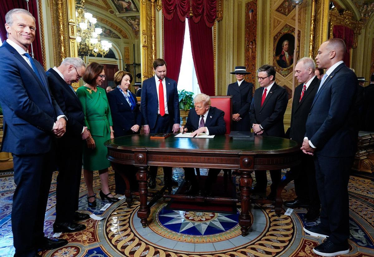 ong-trump-du-kien-ban-hanh-200-lenh-hanh-phap-trong-ngay-dau-nham-chuc