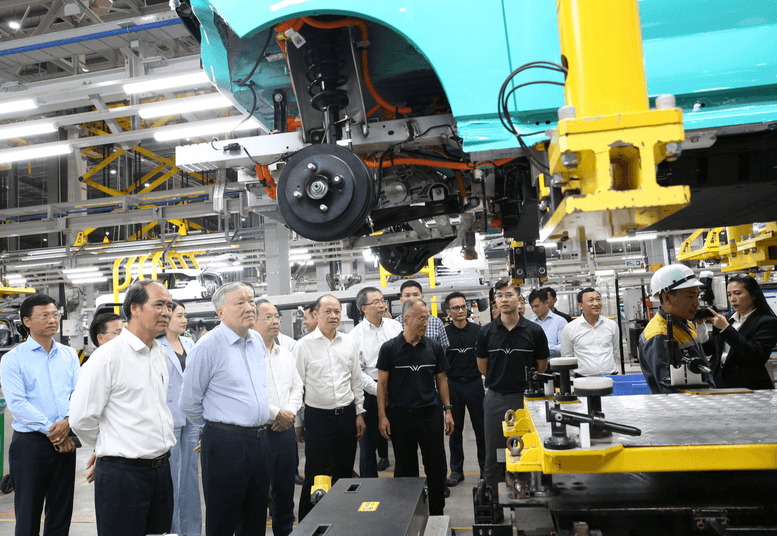 pho-thu-tuong-thuong-truc-nguyen-hoa-binh-tham-nha-may-san-xuat-o-to-dien-vinfast