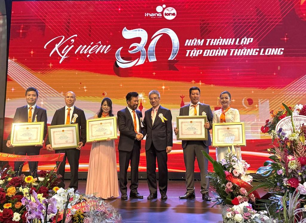 tap-doan-thang-long-30-nam-ton-vinh-am-thuc-viet-tai-duc