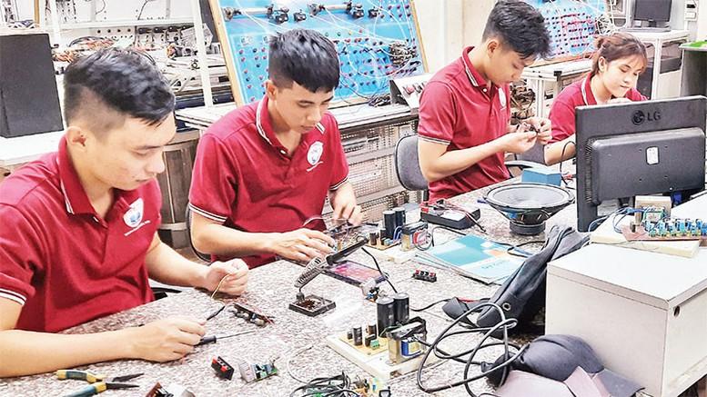 bao-dam-quyen-duoc-dinh-huong-nghe-nghiep-va-lua-chon-lo-trinh-hoc-tap-cua-hoc-sinh