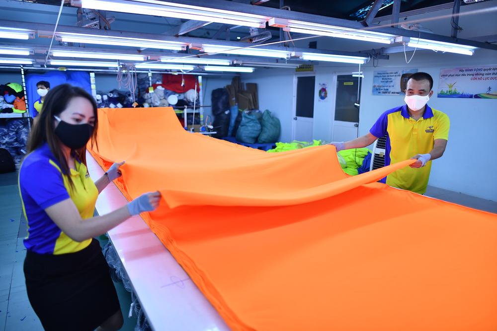 det-may-du-don-hang-nhung-van-nin-tho-doi-thi-truong