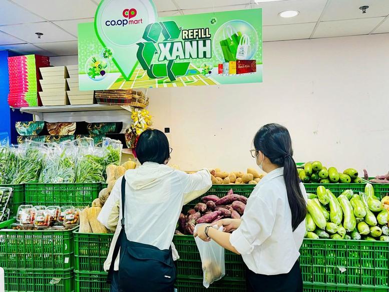 Mang túi môi trường để mua sắm sẽ được Co.opmart tặng ngay rau củ xanh