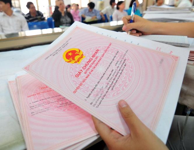 Sang tên sổ đỏ: Nhiều quy định mới, bị phạt tiền nếu không tuân thủ