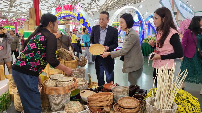 Hội chợ Mùa Xuân: Nông sản, thủ công mỹ nghệ Việt "ghi điểm" với khách quốc tế