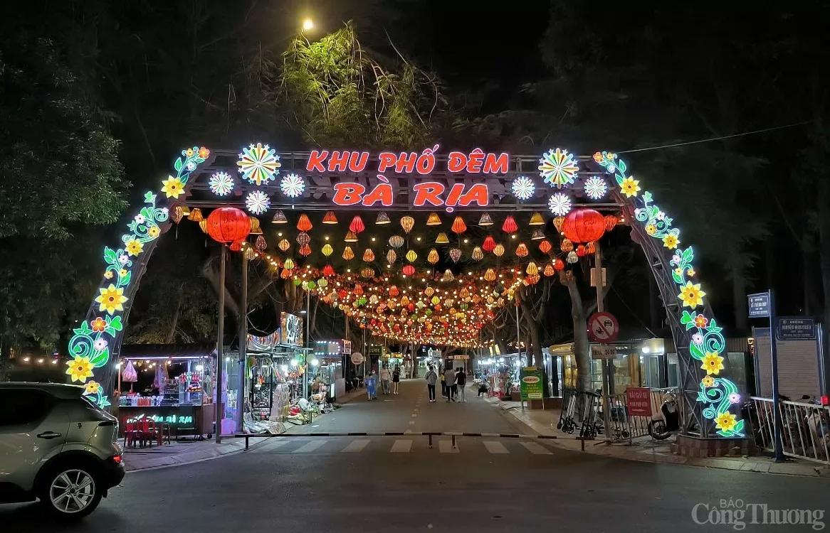 kinh-te-dem-can-dot-pha-de-giu-chan-du-khach