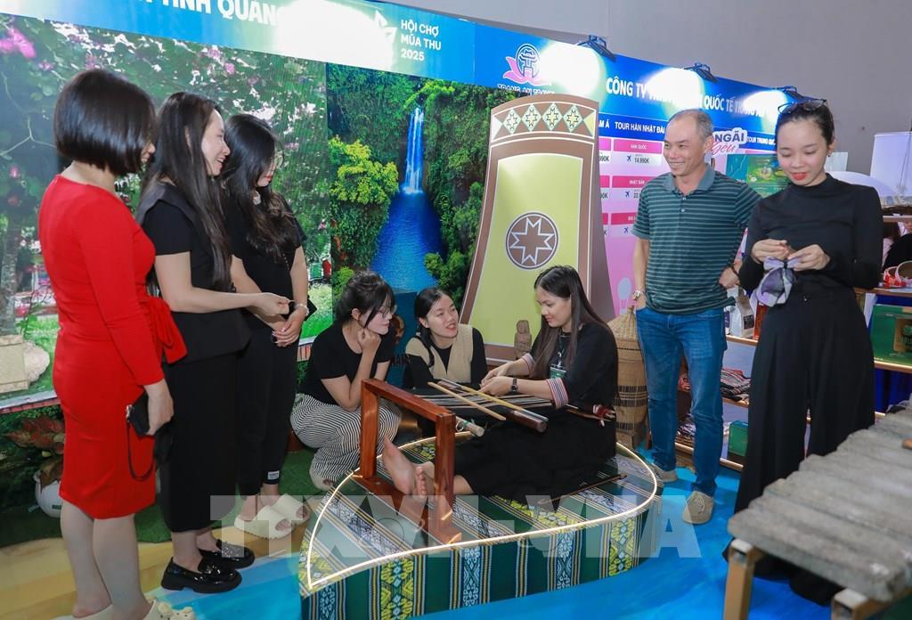 hoi-cho-mua-thu-2025-dia-phuong-va-doanh-nghiep-du-lich-tung-goi-uu-dai-hap-dan