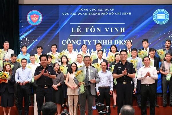 Tôn vinh 37 hiệp hội, doanh nghiệp tiêu biểu trong hoạt động xuất nhập khẩu năm 2024
